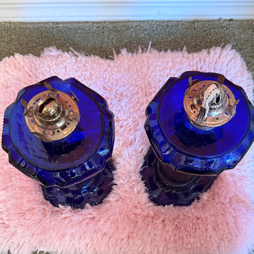 Pair of Antique Findlay Cobalt Blue Beaded Queen of Hearts Glass Oil lamps. - Picture 3 of 7